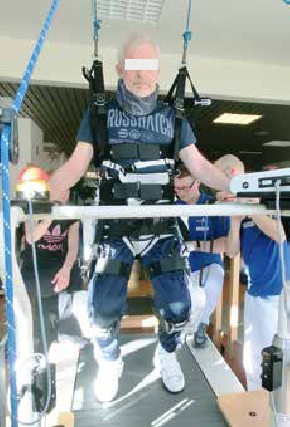 Ruhephase im HAL: Dank des Woodway kann sich der Patient zum Ausruhen in das Gurtsystem hängen. Das Stehen mit Extension der Hüft- und Kniegelenke müsste aktiv durch den Patienten erfolgen.