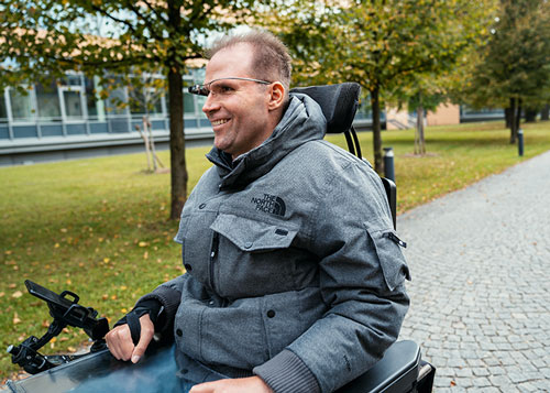 Rollstuhlsteuerung mithilfe einer Google-Glass-Datenbrille.