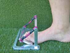 Abb. 1a Gerät zur Kräftigung der extrinsischen und der intrinsischen Fußmuskulatur. Ausgangsposition. Die Zehen werden gegen den Widerstand der Gummiseile nach unten gedrückt.