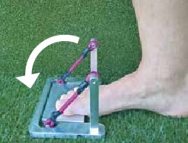 Abb. 1b Gerät zur Kräftigung der extrinsischen und der intrinsischen Fußmuskulatur. Endposition. Die Gummiseile besitzen unterschiedliche Steifigkeiten und können je nach Trainingsfortschritt ausgetauscht werden.
