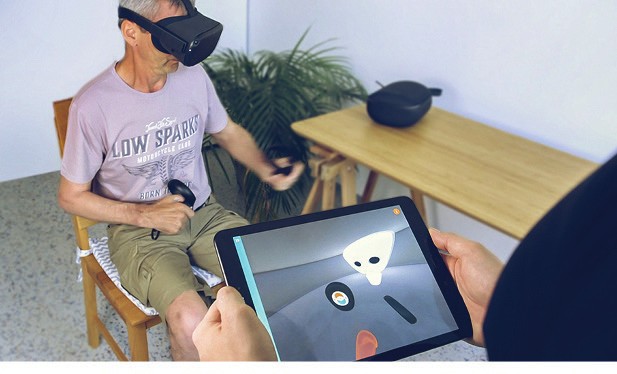 Der Betreuer verfolgt das Geschehen in der Virtuellen Realität des Patienten am Tablet und steuert den Start neuer Übungen.