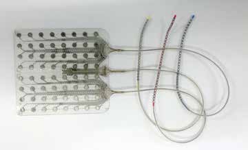 Elektrodenarrays mit einer Vielzahl von Kontaktpunkten ermöglichen eine hohe räumliche Auflösung bei Aufnahme von Signalen und der Elektrostimulation, wie sie bei Epilepsiediagnostik und Neuromodulation verwendet werden; Abstand der Elektroden im 8×8-Array: 1 cm. Quelle: IMTEK & CorTec GmbH