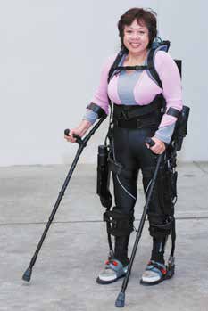 Exoskelett. Das System erlaubt das aufrechte Stehen und eigengesteuerte Gehen auch bei vollständiger Lähmung der Beine (Quelle: Fa. Ekso).