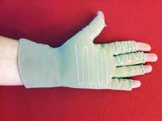 Silikonstreifen in der Innenhand eines Handschuhs erhöhen die Griffsicherheit. Dies kann bei bestimmten Berufen oder speziellen Handicaps Einsatz finden.