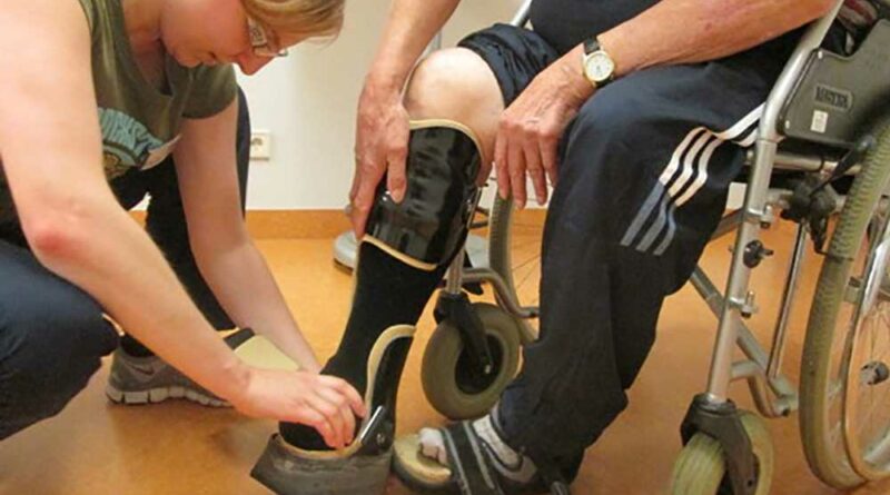 Hilfsmittelversorgung und -training im Rahmen der Frührehabilitation: a) Anweisung im Umgang mit der Orthese.