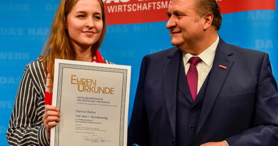 OT-Bundessiegerin Hanna Balke nahm 2019 in Wiesbaden ihre Ehrenurkunde aus den Händen von ZDH-Präsident Hans Peter Wollseifer entgegen.