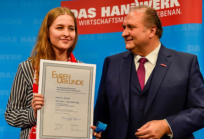 OT-Bundessiegerin Hanna Balke nahm 2019 in Wiesbaden ihre Ehrenurkunde aus den Händen von ZDH-Präsident Hans Peter Wollseifer entgegen.