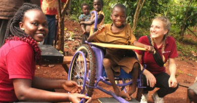Der Verein „Pro Uganda – Prothesen für ein neues Leben“ hat Patienten mit schweren Lähmungen mit maßangefertigten Rollstühlen versorgt.
