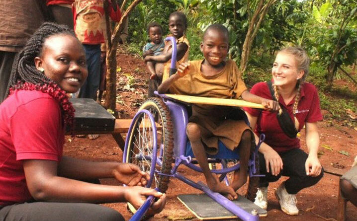 Der Verein „Pro Uganda – Prothesen für ein neues Leben“ hat Patienten mit schweren Lähmungen mit maßangefertigten Rollstühlen versorgt.