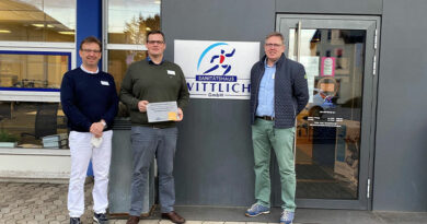 Markus Wittlich, Geschäftsführer und Inhaber, Christopher Balschun, Bereichsleitung, und Dirk Eckhoff, Geschäftsführer, (von links) freuten sich über die Auszeichnung zum „akkreditierten Studienort“.