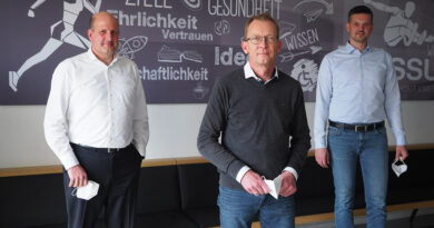 Unterstützt von einem negativen Corona-Test trafen sich (v. l.) Axel Schulz, Martin Penckwitt und Tobias Schmidt zum Interview in Frechen anlässlich des 20-jährigen Bestehen des Eigenvertriebs in Deutschland.