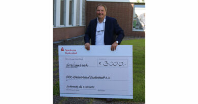 Zum Abschied ihres Geschäftsführers Norbert Aumann sammelten die Ottobock-Mitarbeiter:innen 3.000 Euro für den DRK-Kreisverband Duderstadt.