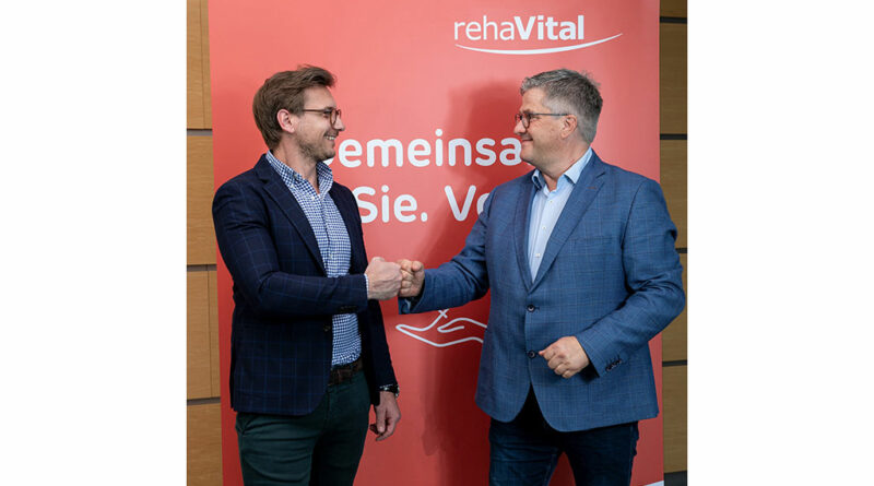 Auf eine gemeinsame digitale Zukunft: Christof Witton (l.) und Jens Sellhorn (r.) besiegeln die Beteiligung von Rehavital an CSE.