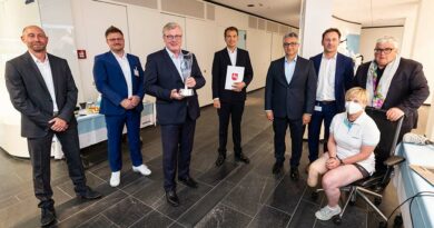 Wirtschaftsminister Dr. Bernd Althusmann (Dritter von links) übergab den Förderbescheid für iFab4.0 an Professor Hans Georg Näder (rechts) und sein Ottobock-Team am Stammsitz in Duderstadt.