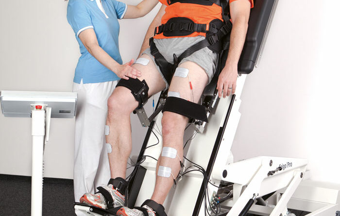 Erigo® Pro: Patient wird aus der Rückenlage bis auf 80° in den Stand aufgerichtet. Foto: Hocoma, Schweiz