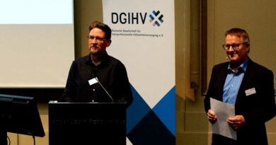 : Lutz Klasen, technischer Chair der AG Elektrostimulierende Hilfsmittel, stellte die neue Arbeitsgruppe bei der Fachtagung vor, zu der die DGIHV (rechts der stellvertretende Vorsitzende Olaf Gawron) nach Berlin geladen hatte.