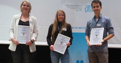 (v.l.) Katrin Jensen, Lorena Klingebiel und Lukas Kemper sind die Preisträger des FOT-Diploms 2021.
