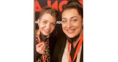 Ein gesunder Mensch, nicht Patientin sein: Podcasterin Paulina Ellerbrock (r.), neben ihrer Mitstreiterin Alexandra von Korff, wünscht sich mehr Selbstbestimmung für Frauen mit und nach Brustkrebs.