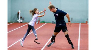 Die Nachwuchssportler:innen lernten bei den Talent Days von paralympischen Spitzensportlern – wie dem mehrmaligen Weltmeister und Paralympioniken Johannes Floors – das Laufen, Springen und Werfen mit Sportprothesen.
