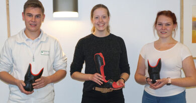 Andreas Gastager (Bayern/Platz 2), Paula Junge (Niedersachsen/Platz 1) und Charis Gerber (Berlin/Platz 3) standen beim PLW-Wettbewerb 2021 auf dem berühmten „Treppchen“.