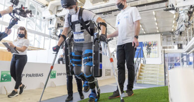 Vom 25. bis 27. Oktober 2024 findet die dritte Ausgabe des Cybathlons, ein Projekt der ETH Zürich, statt. Bei dem Wettkampf treten die Teams in acht Disziplinen an, z. B. beim Exoskelett-Rennen.