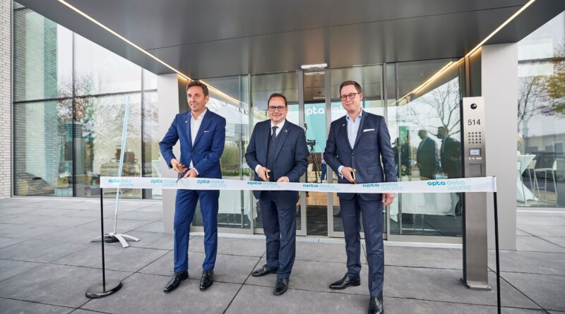 Andreas Fischer, Essens Oberbürgermeister Thomas Kufen und Mark Steinbach (v.l.n.r.) bei der Eröffnung des Opta-Data-Campus in Essen.