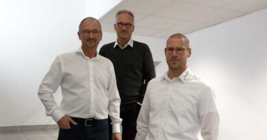 (v.l.): Bernd und Roland Schiller zogen sich aus dem laufenden Geschäft der Ortho-Reha Neuhof GmbH zurück und übergaben an Ingo Knie, der seit dem 1. Januar dritter Geschäftsführer ist.
