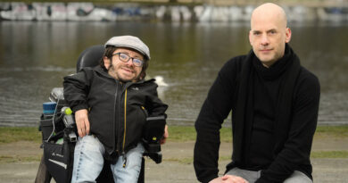 Benjamin Schwarz (rechts) und Raul Krauthausen haben ein neues Buch mit dem Titel: Wie kann ich was bewegen? herausgebracht. Benjamin Schwarz beantwortet dazu Fragen im OT-Interview zum Thema Inklusion.