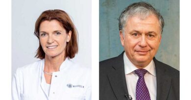 Kongresspräsident des 4. Nürnberger Wundkongresses (WUKO), Prof. Dr. Martin Storck, übergab den Staffelstab an die neue Kongresspräsidentin Prof. Dr. Ewa Klara Stürmer.