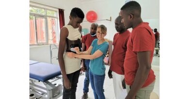 OT-Meisterin Katharina Riedel war 2019 und 2021 in Uganda, um sich dort insbesondere dem Bereich Skoliose-Versorgung zu widmen. Für einen 18-jährigen Ugander fertigte sie ein Chêneau-Korsett.