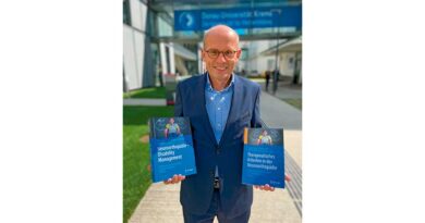Endlich geschafft: Stolz präsentiert Herausgeber Prof. Dr. Walter Strobl vor der Donau-Universität Krems die zwei interdisziplinären Fachbücher zur Neuroorthopädie.