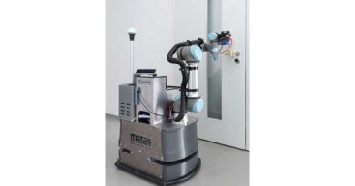 Zwölf Einrichtungen der Fraunhofer-Gesellschaft nehmen am Forschungsprojekt „MobDi – Mobile Desinfektion“ teil. Erstes Ergebnis ist der Desinfektionsroboter „DeKonBot 2“, der mit einem kollaborativen Sechsachs-Knickarm-Roboter und einem Bürstensystem ausgestattet ist.