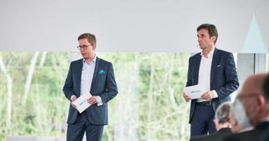 Mark Steinbach (links) und Andreas Fischer, Geschäftsführer Opta Data Gruppe, nutzen das ideale Umfeld der OTWorld zum persönlichen Austausch.