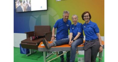 Stephan Klör, Kathrin Rammin und Petra Menkel begrüßen die Besucher in der Versorgungswelt Lympherkrankungen.