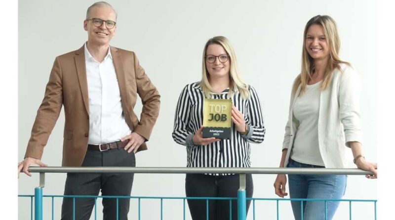 (v.l.) Ofa-Geschäftsführer Rainer Kliewe und die beiden Personalentwicklerinnen Debora Bähring und Stefanie Schwitalla freuen sich über die „Top Job“-Auszeichnung.