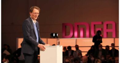 Bundesgesundheitsminister Dr. Karl Lauterbach – hier auf der DEMA – mahnt die aktuelle Ausgestaltung der Digitalen Anwendungen (DiGA) an.