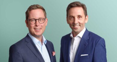 Die Geschäftsführer Mark Steinbach und Andreas Fischer (von links) freuen sich über den Zuwachs in der Opta-Data-Gruppe durch die Jobbörse Youmedix.