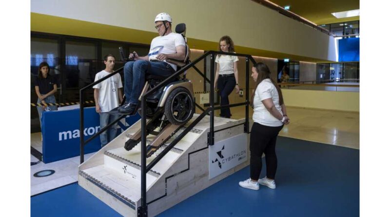 Beim Rollstuhl-Rennen der Cybathlon Challenges mussten die Pilot:innen eine Treppe zweimal hinauf- und hinunterfahren und den Rollstuhl dabei zum Stillstand bringen.