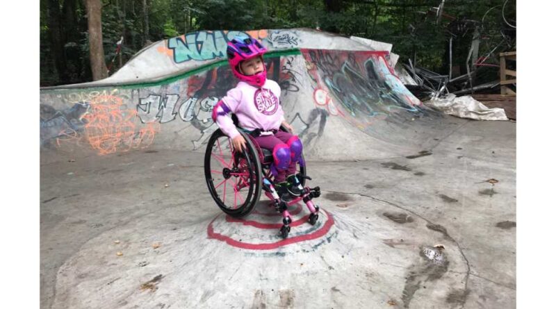 Die Bielefelderin Aylin – in den sozialen Medien auch bekannt unter dem Namen „kamikazeaylin“ – gehörte zu den Teilnehmer:innen des ersten Wettkampfs der Rollstuhl-Skater:innen nach der Corona-Pause.
