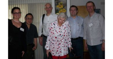 Die Stipendiat:innen des Jahrgangs 2010 der Initiative´93 Technische Orthopädie trafen auf ihrer Reise u. a. auf John Hsu (2. v. l.) und die Ganganalyse-Pionierin Jacquelin Perry (Mitte).