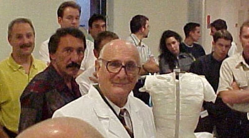 Mit der Entwicklung des Chêneau-Korsetts prägt er die Therapie von Skoliose-Patient:innen bis heute. Nun ist der französische Arzt Dr. Jacques Chêneau im Alter von 94 Jahren verstorben.