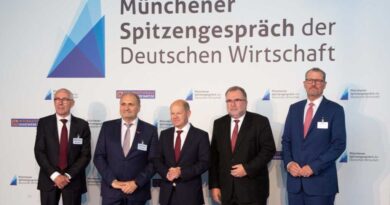 ZDH-Präsident Hans Peter Wollseifer (2. v. l.) vertrat die Belange des Handwerks beim Spitzengespräch der Deutschen Wirtschaft mit Bundeskanzler Olaf Scholz im Rahmen der IHM (3. v. l.).