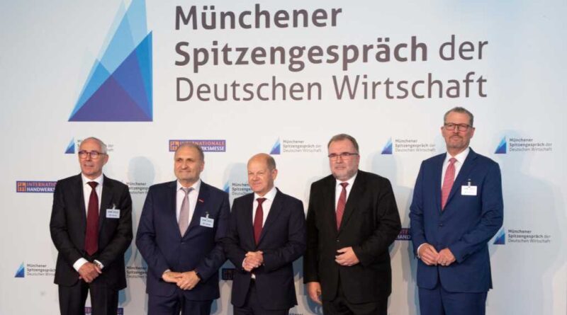 ZDH-Präsident Hans Peter Wollseifer (2. v. l.) vertrat die Belange des Handwerks beim Spitzengespräch der Deutschen Wirtschaft mit Bundeskanzler Olaf Scholz im Rahmen der IHM (3. v. l.).