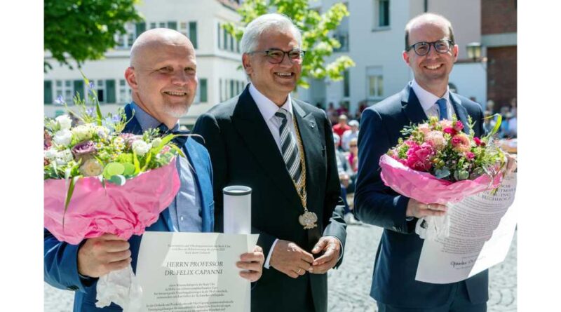 Prof. Dr. Felix Capanni (l.) hat den Wissenschaftspreis der Stadt Ulm gewonnen. Überreicht wurde dieser von Oberbürgermeister Gunter Czisch (Mitte). Zu den Preisträgern gehört auch Dr. Michael Buchholz.