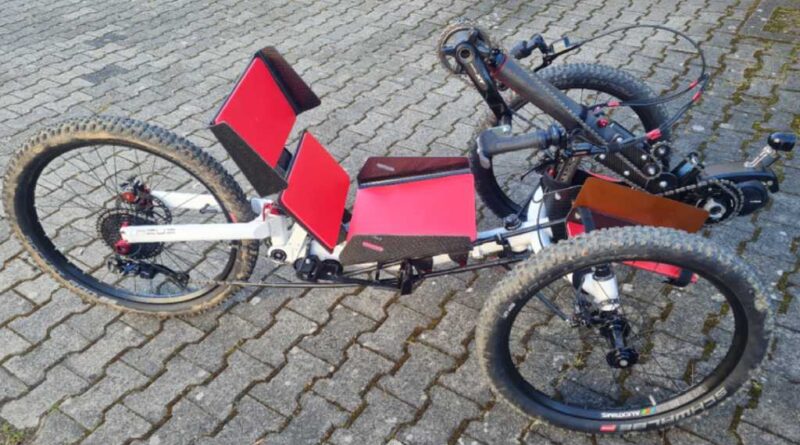 Ein Forschungsteam der PFH Göttingen hat ein E-Handbike entwickelt, um Rollstuhlfahrer:innen Mobilität und Teilhabe zu ermöglichen. Das Bild zeigt das final montierte Handbike mit Konfiguration für Fahrer:innen mit Körperlänge 180 cm.