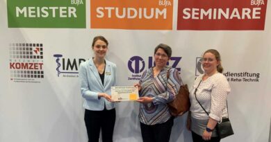 Juliana Ditsche, Stellvertretende Leiterin des Instituts für Messtechnik und Biomechanik (IMB) an der Bufa (v. l.), gratulierte Christiane Keusch-Hilgers, Geschäftsführerin des Sanitätshauses Keusch, zur Zertifizierung als akkreditierter Studienort. Bereits vor der Zertifizierung hatte der Betrieb Gina Steguweit auf ihrem Weg zum Masterabschluss begleitet.