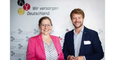 Kirsten Abel und Patrick Grunau (WvD) freuen sich über die Mitgliedschaft vom Verband Versorgungsqualität Homecare (VVHC) im Bündnis „Wir versorgen Deutschland“.