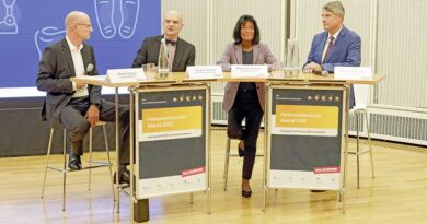 V. l.: Alf Reuter (BIV-­OT-Präsident), Ortwin Schulte (Bundesministerium für Gesundheit), ­Marianne Frickel (Biha) und ­Dominik Kruchen (VDZI) im Gespräch beim Parlamentarischen Abend der Arbeits­gemeinschaft der ­Gesund­heitshandwerke am 18. Oktober in Berlin.