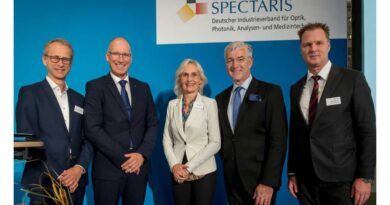 Josef May (Zweiter von rechts) übergab sein Amt als Spectaris-Vorsitzender an seinen Nachfolger Ulrich Krauss (Zweiter von links), der im Vorstand von Dr. Bernhard Ohnesorge (links), Mirjam Rösch, und André Schulte unterstützt wird.