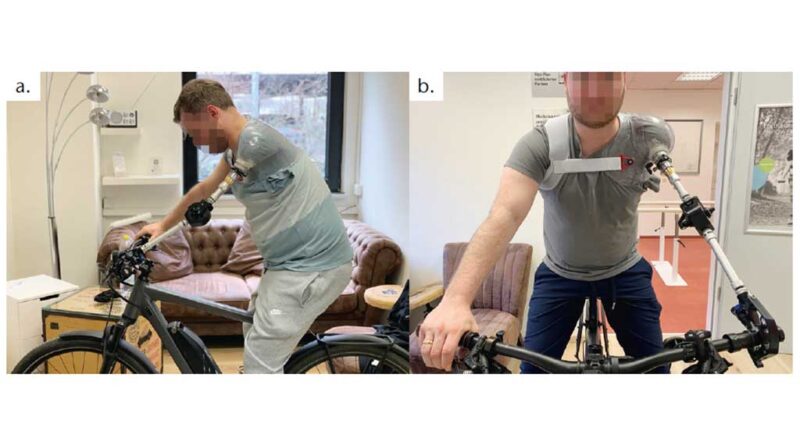 Testschaft mit Strukturpassteilen – erste Anprobe mit Belastungssituation auf dem Fahrrad; a) Ansicht von lateral; b) Ansicht von frontal.